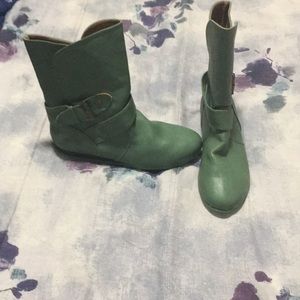 These boots have never been wear be for.